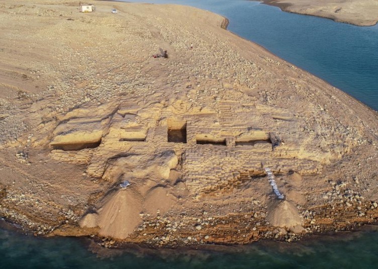 Lost ancient palace appears in reservoir